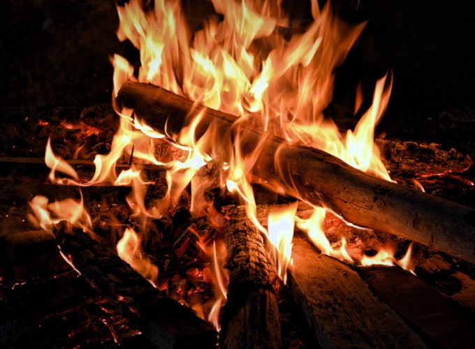 Feuer mit Brennholz verursacht