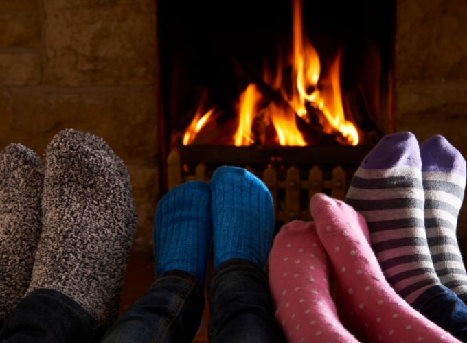 Gemütliche Atmosphäre rund um den Kamin 