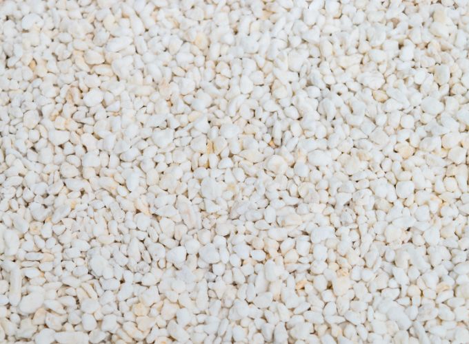 Abono de tierra húmeda con sustrato de perla para plantas