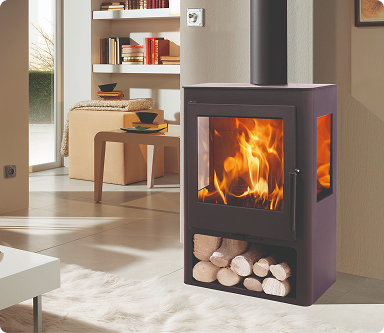 Kaminofen mit 6 kW von PANADERO in einem mittelgroßen Wohnraum