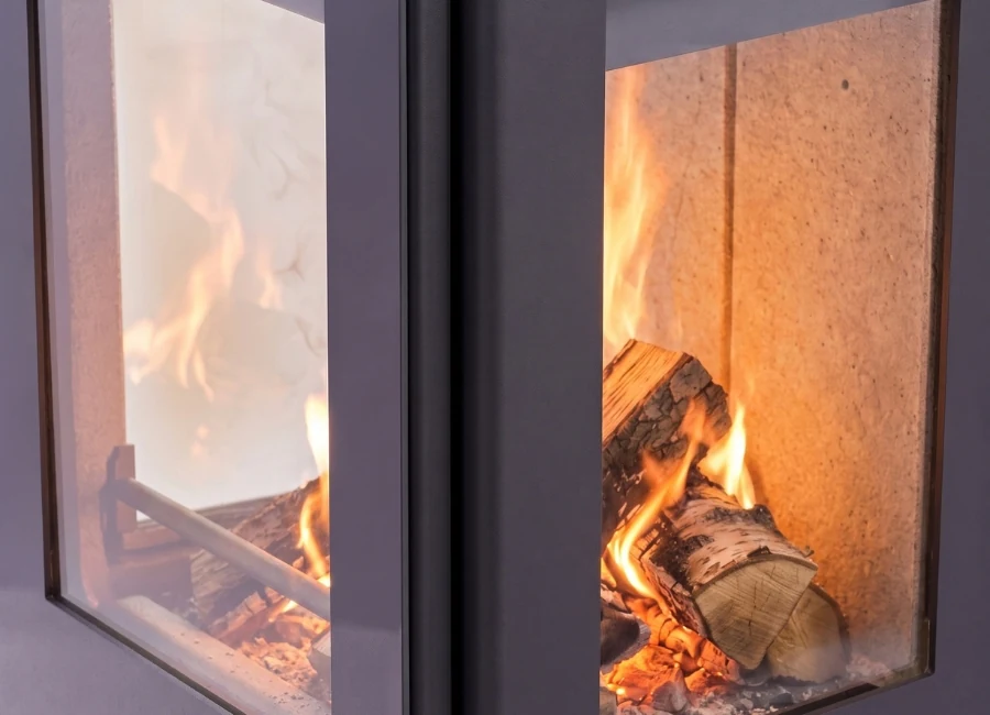 Gleichmäßiges Flammenbild hinter der Scheibe eines korrekt betriebenen Kaminofens